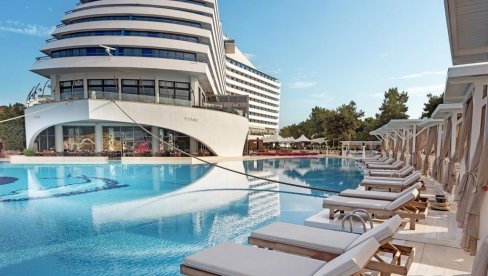 LUKSUZNO KRSTARENJE BEZ PLOVIDBE: Moguće je ako se opredelite za letovanje u neverovatnom Titanic Deluxe Lara 5* LUKSUZNO KRSTARENJE BEZ PLOVIDBE: Moguće je ako se opredelite za letovanje u neverovatnom Titanic Deluxe Lara 5*