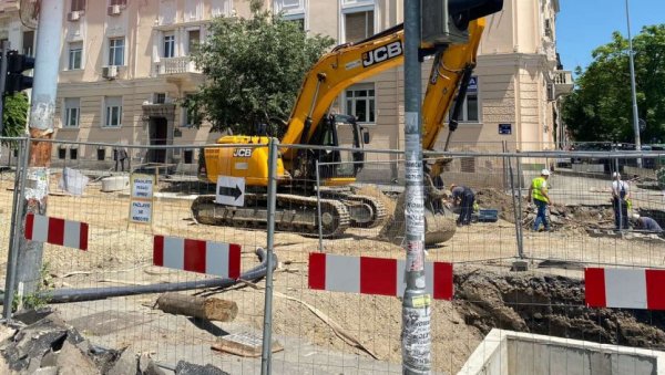 НЕМА ВОДЕ, А НИ ЦИСТЕРНЕ Због реконструкције Главне улице у Земуну, около често суве чесме НЕМА ВОДЕ, А НИ ЦИСТЕРНЕ Због реконструкције Главне улице у Земуну, около често суве чесме