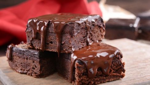 МОЖЕТЕ ДА ГА НАПРАВИТЕ И У ПОСНОЈ ВЕРЗИЈИ: Најједноставнији рецепт за чоколадни колач, сигурни смо да ће вам се допасти