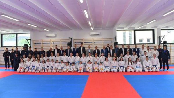 НОВА СОКОЛАНА ЗА ЂАКЕ И СПОРТИСТЕ: У Чачку свечано отворена нова, мултифункционална спортска дворана НОВА СОКОЛАНА ЗА ЂАКЕ И СПОРТИСТЕ: У Чачку свечано отворена нова, мултифункционална спортска дворана