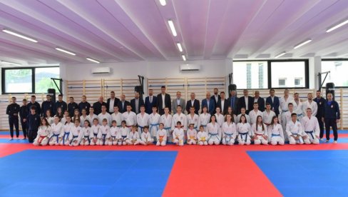 НОВА СОКОЛАНА ЗА ЂАКЕ И СПОРТИСТЕ: У Чачку свечано отворена нова, мултифункционална спортска дворана НОВА СОКОЛАНА ЗА ЂАКЕ И СПОРТИСТЕ: У Чачку свечано отворена нова, мултифункционална спортска дворана