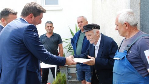 GRAD DAO REŠENJE ZA STANOVE: U Bijeljini pomažu izbeglima i porodicama poginulih boraca GRAD DAO REŠENJE ZA STANOVE: U Bijeljini pomažu izbeglima i porodicama poginulih boraca
