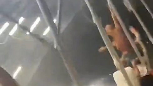 POGLEDAJTE - VETAR ODUVAO RESTORAN I ZAPOSLENE: Posluga pokušavala da zadrži krov pod naletom oluje (VIDEO) POGLEDAJTE - VETAR ODUVAO RESTORAN I ZAPOSLENE: Posluga pokušavala da zadrži krov pod naletom oluje (VIDEO)