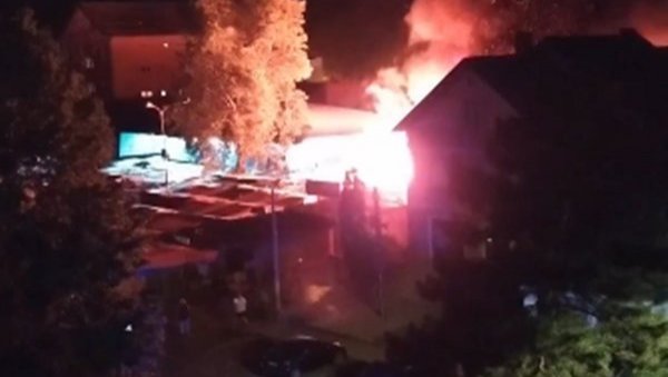 ПИЈАЦА У ПЛАМЕНУ: Огроман пожар избио око поноћи у центру Бачке Паланке (ВИДЕО) ПИЈАЦА У ПЛАМЕНУ: Огроман пожар избио око поноћи у центру Бачке Паланке (ВИДЕО)