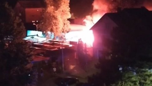 PIJACA U PLAMENU: Ogroman požar izbio oko ponoći u centru Bačke Palanke (VIDEO) PIJACA U PLAMENU: Ogroman požar izbio oko ponoći u centru Bačke Palanke (VIDEO)