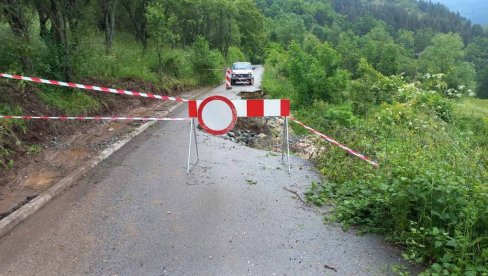 POGLEDAJTE NOVE SLIKE UNIŠTENIH PUTEVA: Ogromna klizišta urušavaju saobraćajnice kod Aleksandrovca (FOTO)