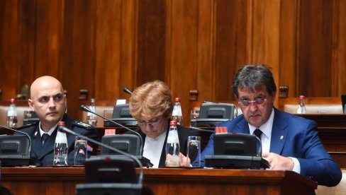 SKUPŠTINA ODLUČILA: Bratislav Gašić ostaje ministar SKUPŠTINA ODLUČILA: Bratislav Gašić ostaje ministar