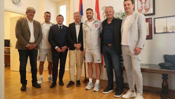 ПРИЈЕМ ЗА ОРЛОВЕ: Делегација ФСС по доласку у Беч посетила амбасаду Србије ПРИЈЕМ ЗА ОРЛОВЕ: Делегација ФСС по доласку у Беч посетила амбасаду Србије
