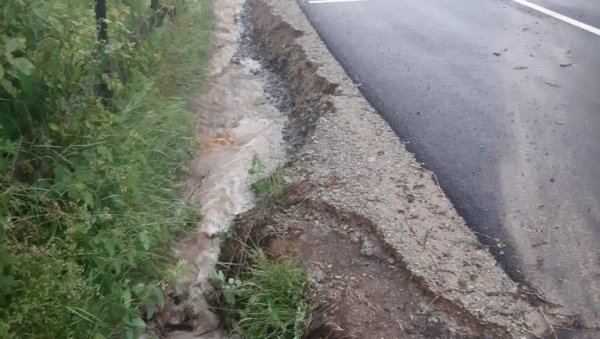 ВЕЛИКЕ ШТЕТЕ У КОМАРАНУ И МОТРИЋУ: Киша изазвала нове проблеме (ФОТО) ВЕЛИКЕ ШТЕТЕ У КОМАРАНУ И МОТРИЋУ: Киша изазвала нове проблеме (ФОТО)
