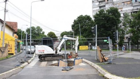 ГРАДЕ ВОДОВОД ШИРОМ ЗЕМУНА Мајстори постављају нове цеви, прикључак добија 2.000 кућа ГРАДЕ ВОДОВОД ШИРОМ ЗЕМУНА Мајстори постављају нове цеви, прикључак добија 2.000 кућа