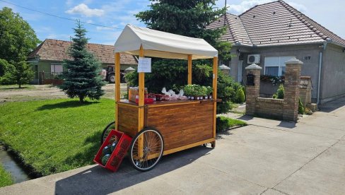 KUPI PRIRODNO, PLATI PO SAVESTI: Povrtar iz Novog Itebeja postavio samouslužnu tezgu ispred svoje kuće (FOTO) KUPI PRIRODNO, PLATI PO SAVESTI: Povrtar iz Novog Itebeja postavio samouslužnu tezgu ispred svoje kuće (FOTO)