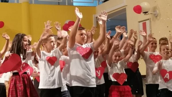 НЕК СВУГДЕ ЉУБАВ СЈА: Завршна приредба у школи ОШ Петар Враголић у Љубовији НЕК СВУГДЕ ЉУБАВ СЈА: Завршна приредба у школи ОШ Петар Враголић у Љубовији