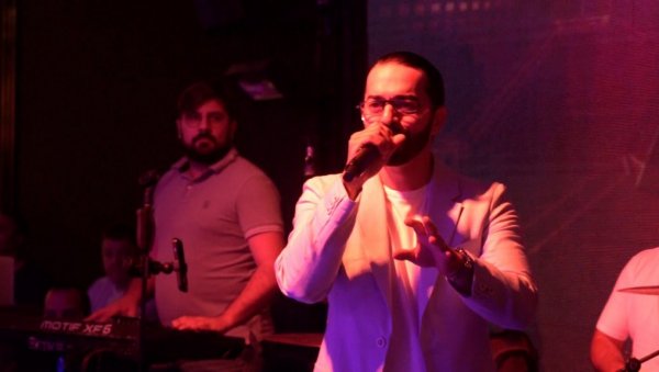 ПРВО НИЈЕ ОДРЕАГОВАО, А ОНДА ЈЕ ТАКО НАЗВАО ЦЕО АЛБУМ: Саша Ковачевић написао Адилу један од највећих хитова који је замало одбио ПРВО НИЈЕ ОДРЕАГОВАО, А ОНДА ЈЕ ТАКО НАЗВАО ЦЕО АЛБУМ: Саша Ковачевић написао Адилу један од највећих хитова који је замало одбио