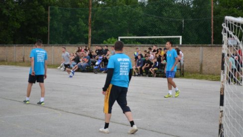 TURNIR ULICA NA PETOPARCU: U žitnici Banata građani igrali mali fudbal (FOTO) TURNIR ULICA NA PETOPARCU: U žitnici Banata građani igrali mali fudbal (FOTO)