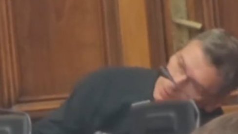 JOVANOV OBJAVIO VIDEO ĆUTE: Šta to poslanik radi u Skupštini? JOVANOV OBJAVIO VIDEO ĆUTE: Šta to poslanik radi u Skupštini?