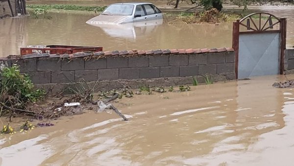 УРСУЛЕ ПОД ВОДОМ: У лесковачком селу данас поподне поново обилне падавине (ФОТО) УРСУЛЕ ПОД ВОДОМ: У лесковачком селу данас поподне поново обилне падавине (ФОТО)