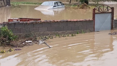 УРСУЛЕ ПОД ВОДОМ: У лесковачком селу данас поподне поново обилне падавине (ФОТО)