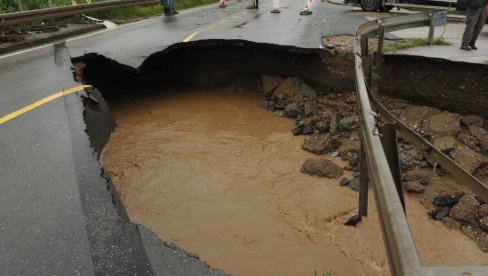 BUJICA ODNELA MOST NA MAGISTRALI: Ogromna šteta na saobraćajnoj infrastrukturi u kraljevačkom kraju (FOTO/VIDEO) BUJICA ODNELA MOST NA MAGISTRALI: Ogromna šteta na saobraćajnoj infrastrukturi u kraljevačkom kraju (FOTO/VIDEO)