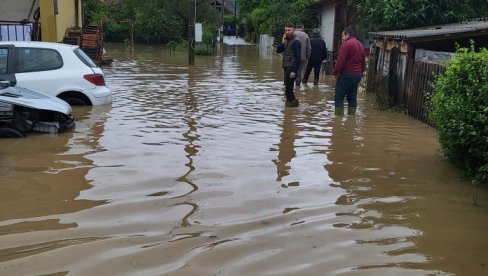 ВАНРЕДНА СИТУАЦИЈА И У РЕКОВЦУ: Вода продрла у куће и зграде, апел грађанима да помогну у пуњењу џакова (ФОТО)