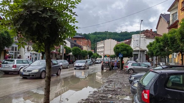 ВАНРЕДНА СИТУАЦИЈА У ВЛАДИЧИНОМ ХАНУ: Киша поплавила делове града ВАНРЕДНА СИТУАЦИЈА У ВЛАДИЧИНОМ ХАНУ: Киша поплавила делове града