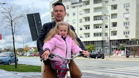 U SRBIJI ZAGRLJAJI JOŠ NISU IŠČEZLI: Dr Željko Dragić (45) iz Nemačke doveo je kćerku Gretu u Novi Sad da upozna našu zemlju U SRBIJI ZAGRLJAJI JOŠ NISU IŠČEZLI: Dr Željko Dragić (45) iz Nemačke doveo je kćerku Gretu u Novi Sad da upozna našu zemlju