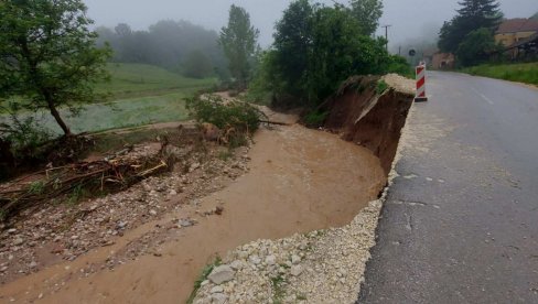 EVAKUISANO 25 OSOBA: Poplave u Sokobanji, voda prodrla u domove (FOTO)