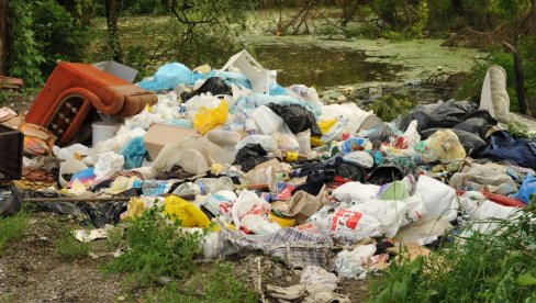 LEGLO ZARAZE NADOMAK SELA: Još jedna divlja deponija u rukavcu Zapadne Morave kod Kraljeva (FOTO)