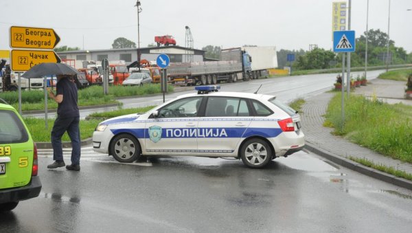 САОБРАЋАЈ АЛТЕРНАТИВНИМ ПРАВЦИМА: Бујица оштетила мост у Адранима код Краљева (ФОТО) САОБРАЋАЈ АЛТЕРНАТИВНИМ ПРАВЦИМА: Бујица оштетила мост у Адранима код Краљева (ФОТО)
