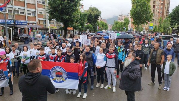 ХИЉАДЕ СРБА У ПРОТЕСТНОЈ ШЕТЊИ У КОСОВСКОЈ МИТРОВИЦИ: По киши и лошем времену подржали своје ухапшене сународнике (ФОТО) ХИЉАДЕ СРБА У ПРОТЕСТНОЈ ШЕТЊИ У КОСОВСКОЈ МИТРОВИЦИ: По киши и лошем времену подржали своје ухапшене сународнике (ФОТО)