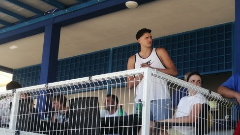 ЈОКИЋ КАО СВАКИ СРБИН: Никола, може аутограм? Не! А пиво? Е, то може ЈОКИЋ КАО СВАКИ СРБИН: Никола, може аутограм? Не! А пиво? Е, то може