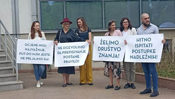 ПРЕПИСИВАЊЕ НЕ СМЕ БИТИ ПРАВИЛО Протест просветних радника Црне Горе испред министарства ПРЕПИСИВАЊЕ НЕ СМЕ БИТИ ПРАВИЛО Протест просветних радника Црне Горе испред министарства