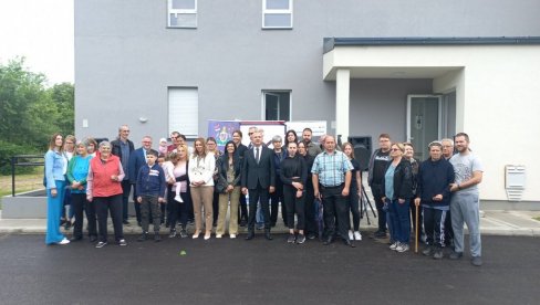 KONAČNO DOČEKALI KROV NAD GLAVOM -U Vrbasu uručeni ključevi stanova za 14 izbegličkih porodica KONAČNO DOČEKALI KROV NAD GLAVOM -U Vrbasu uručeni ključevi stanova za 14 izbegličkih porodica