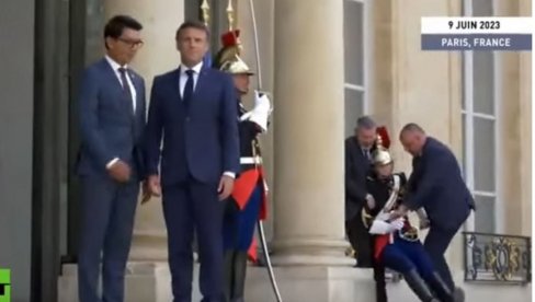 GARDISTA PADA U NESVEST, A MAKRON POZIRA: Francuska javnost optužuje predsednika za neosetljivost, šta je istina? (FOTO/ VIDEO) GARDISTA PADA U NESVEST, A MAKRON POZIRA: Francuska javnost optužuje predsednika za neosetljivost, šta je istina? (FOTO/ VIDEO)