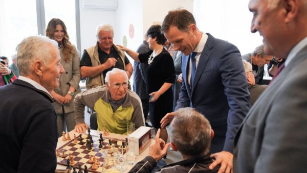 ВАЖНО НАМ ЈЕ ДА ПОКАЖЕМО КОЛИКО БРИНЕМО О ЉУДИМА: Синиша Мали разговарао са пензионерима о повећању пензија (ФОТО)