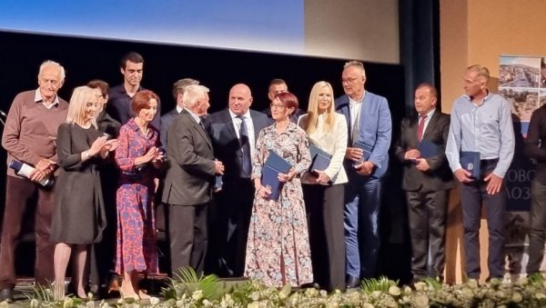 ЛОЗНИЦА РАСТЕ У БУДУЋНОСТ: Вечерас одржана свечана академија поводом Дана града (ФОТО) ЛОЗНИЦА РАСТЕ У БУДУЋНОСТ: Вечерас одржана свечана академија поводом Дана града (ФОТО)