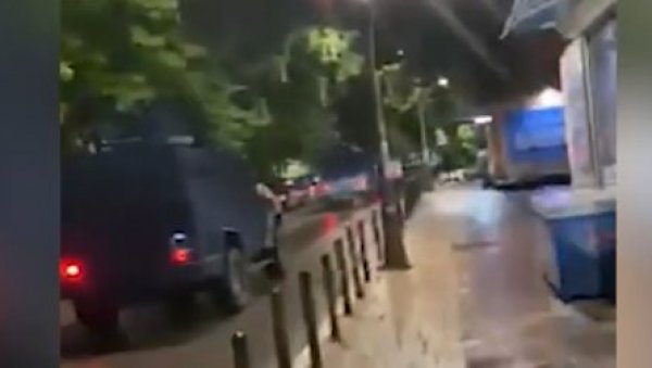 НОВЕ ПРОВОКАЦИЈЕ КУРТИЈЕВИХ СПЕЦИЈАЛАЦА: Оклопна возила Росу и вечерас на улицама Северне Митровице (ВИДЕО) НОВЕ ПРОВОКАЦИЈЕ КУРТИЈЕВИХ СПЕЦИЈАЛАЦА: Оклопна возила Росу и вечерас на улицама Северне Митровице (ВИДЕО)