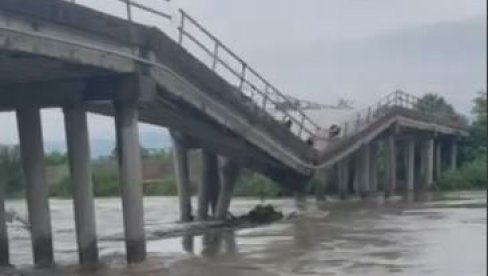 POGLEDAJTE - NEVEROVATAN SNIMAK RUŠENJA MOSTA U MRČAJEVCIMA: Pao kao da je kula od peska (VIDEO) POGLEDAJTE - NEVEROVATAN SNIMAK RUŠENJA MOSTA U MRČAJEVCIMA: Pao kao da je kula od peska (VIDEO)