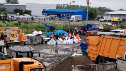 PO CELOM KRUŠEVCU PUMPE, DŽAKOVI, UPOZORENJA: Dan posle proglašenja vanredne situacije borba sa podzemnim vodama (FOTO) PO CELOM KRUŠEVCU PUMPE, DŽAKOVI, UPOZORENJA: Dan posle proglašenja vanredne situacije borba sa podzemnim vodama (FOTO)