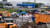 ПО ЦЕЛОМ КРУШЕВЦУ ПУМПЕ, ЏАКОВИ, УПОЗОРЕЊА: Дан после проглашења ванредне ситуације борба са подземним водама (ФОТО)