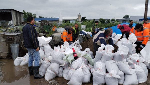 ЕВО КАКО МОЖЕТЕ ДОБИТИ НАКНАДУ ШТЕТЕ ЗБОГ ПОПЛАВА: Обрасци на три места, предаја захтева - лично ЕВО КАКО МОЖЕТЕ ДОБИТИ НАКНАДУ ШТЕТЕ ЗБОГ ПОПЛАВА: Обрасци на три места, предаја захтева - лично