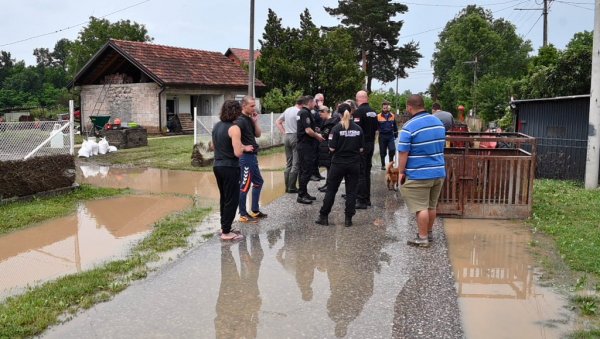 ПОПЛАВЕ У СРБИЈИ: Евакуисане две бебе у Кучеву, министар Гашић са мештанима у Јунковцу (ФОТО)