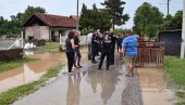 POPLAVE U SRBIJI: Evakuisane dve bebe u Kučevu, ministar Gašić sa meštanima u Junkovcu (FOTO) POPLAVE U SRBIJI: Evakuisane dve bebe u Kučevu, ministar Gašić sa meštanima u Junkovcu (FOTO)