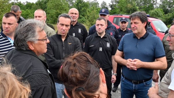 ГАШИЋ У ЈУНКОВЦУ: Спасиоци и ватрогасци ће бити са вама док не санирамо штету (ФОТО) ГАШИЋ У ЈУНКОВЦУ: Спасиоци и ватрогасци ће бити са вама док не санирамо штету (ФОТО)