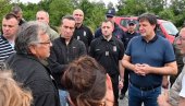 ГАШИЋ У ЈУНКОВЦУ: Спасиоци и ватрогасци ће бити са вама док не санирамо штету (ФОТО) ГАШИЋ У ЈУНКОВЦУ: Спасиоци и ватрогасци ће бити са вама док не санирамо штету (ФОТО)