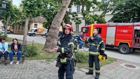 UGAŠEN POŽAR KOJI JE IZBIO U PRIZEMLJU ZGRADE U LAZAREVCU: Poznato ima li povređenih UGAŠEN POŽAR KOJI JE IZBIO U PRIZEMLJU ZGRADE U LAZAREVCU: Poznato ima li povređenih