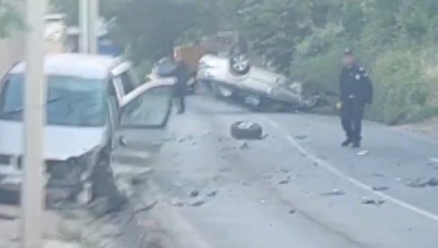 DETALJI TEŠKE SAOBRAĆAJNE NESREĆE U SREMSKOJ KAMENICI: Povređene četiri osobe, svi prevezeni u Klinički centar Vojvodine (VIDEO) DETALJI TEŠKE SAOBRAĆAJNE NESREĆE U SREMSKOJ KAMENICI: Povređene četiri osobe, svi prevezeni u Klinički centar Vojvodine (VIDEO)