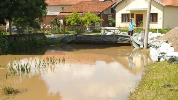 ВОДА СЕ СПОРО ПОВЛАЧИ: Постепено опадају водостаји река у краљевачком крају ВОДА СЕ СПОРО ПОВЛАЧИ: Постепено опадају водостаји река у краљевачком крају