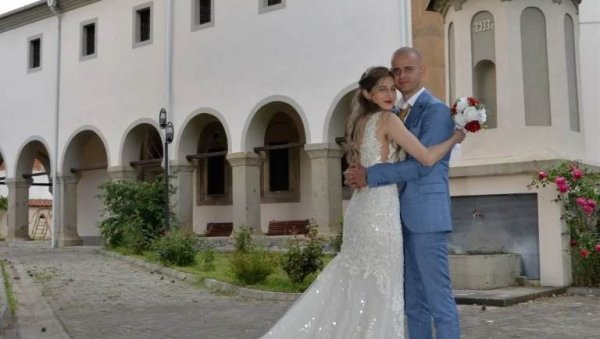 ДИВНА ПРИЧА СА КОСОВА И МЕТОХИЈЕ: Црква Светог Николе у Гњилану за Тијану и Лазара је посебно место (ФОТО) ДИВНА ПРИЧА СА КОСОВА И МЕТОХИЈЕ: Црква Светог Николе у Гњилану за Тијану и Лазара је посебно место (ФОТО)
