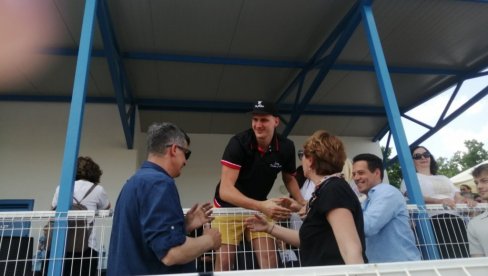 OVACIJE! Nikola Jokić došao na hipodrom u Somboru, a nije mogao ni da sanja ovakav doček (VIDEO) OVACIJE! Nikola Jokić došao na hipodrom u Somboru, a nije mogao ni da sanja ovakav doček (VIDEO)
