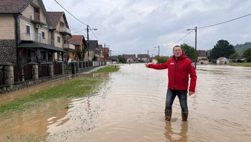 ВОДА СЕ ПОВЛАЧИ, СЛЕДИ ПРОЦЕНА ШТЕТЕ: У Лазаревцу на удару била 154 домаћинства, уништено 13 великих пластеника ВОДА СЕ ПОВЛАЧИ, СЛЕДИ ПРОЦЕНА ШТЕТЕ: У Лазаревцу на удару била 154 домаћинства, уништено 13 великих пластеника